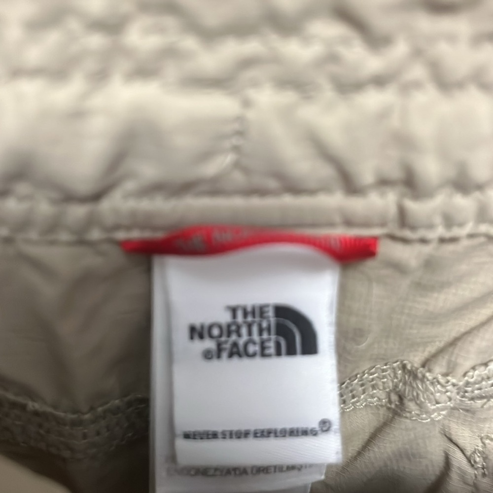 The North Face- lightweight tan shorts with large pockets - Picture 4 of 7